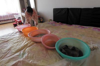 辛集楼上漏水，住户失联，小区没物管，业主维权难！律师来支招……